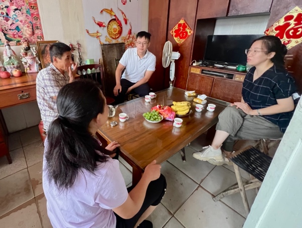 一群人在厨房里做饭中度可信度描述已自动生成