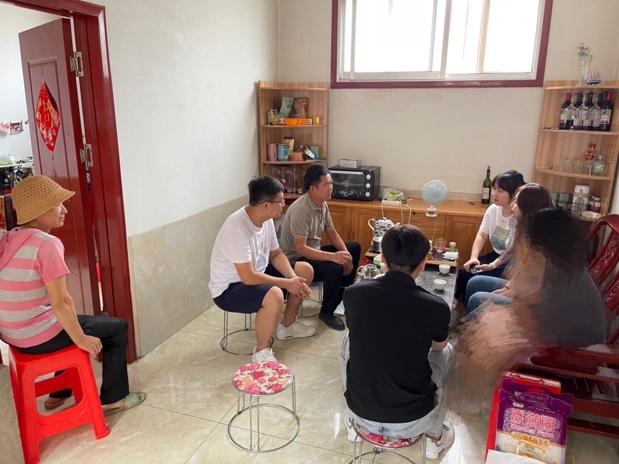 小孩们在房间里中度可信度描述已自动生成