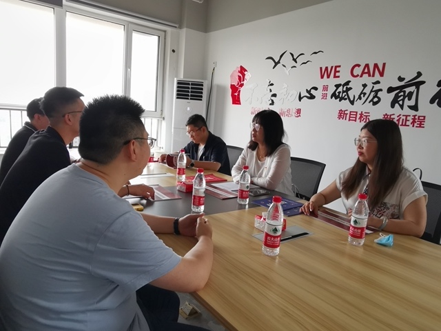 一群人站在桌子边描述已自动生成